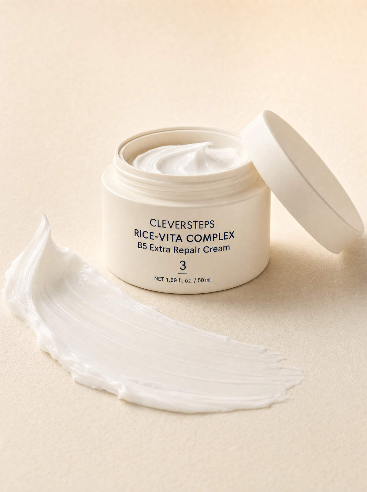 Rice-Vita Complex™ B5 Extra Repair Cream en un frasco abierto junto a una muestra de crema